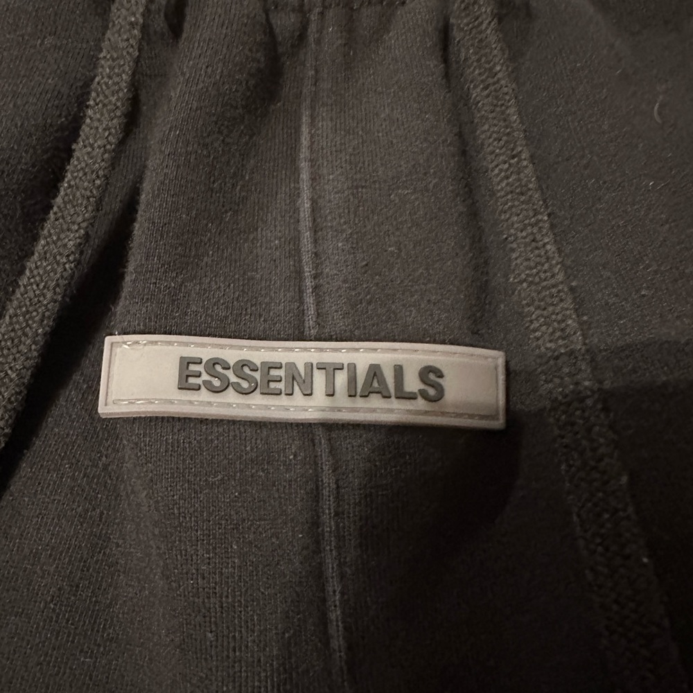 Essentials Shorts - Picture 3 of 5